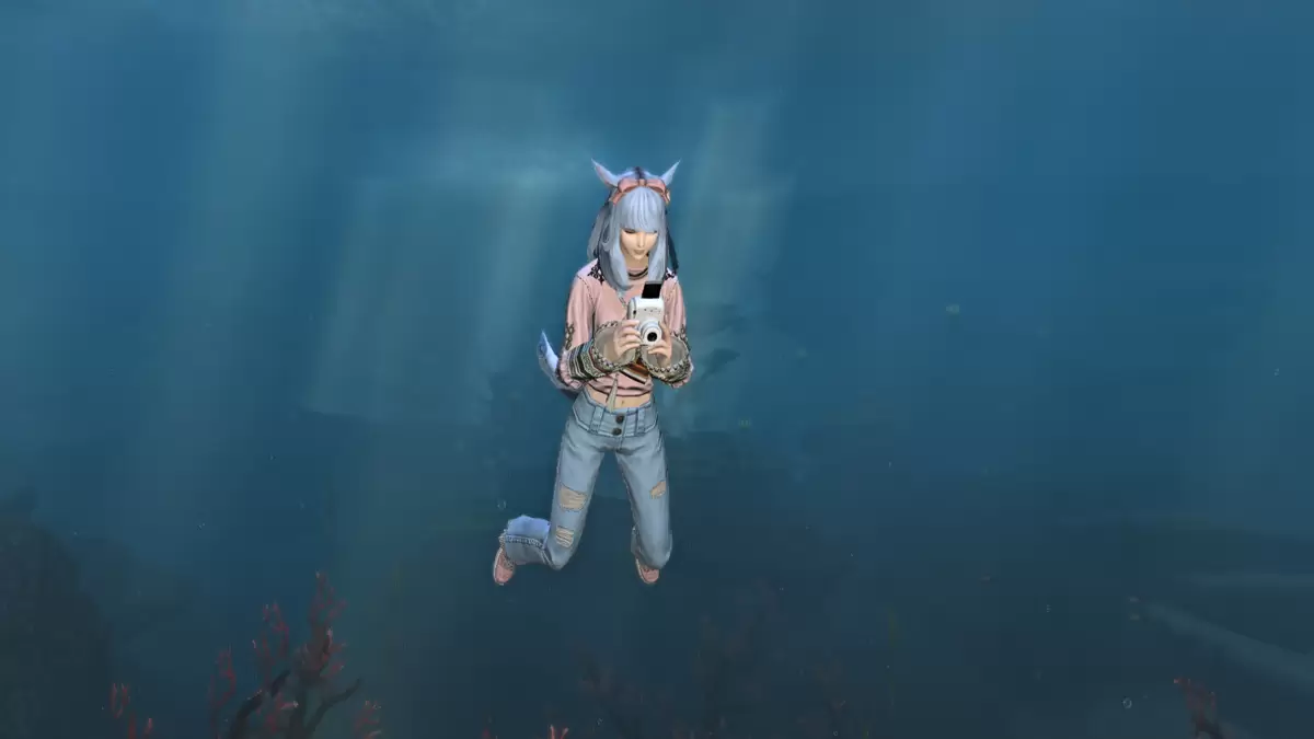 Screenshot che mostra l'emote fotografica usata sott'acqua in FFXIV