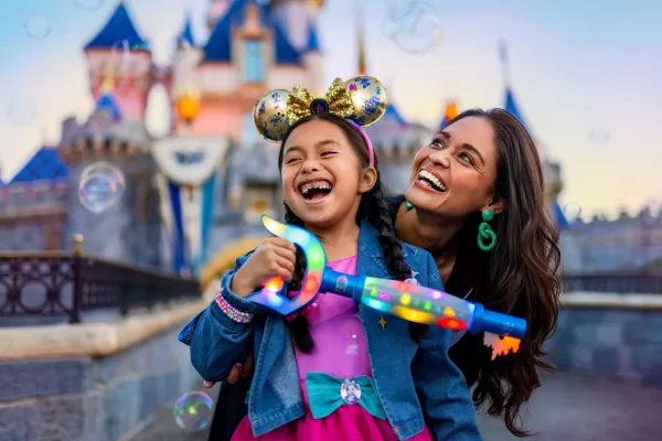 「ディズニーランドの70周年を祝う：今年の夏に訪れる12の理由」