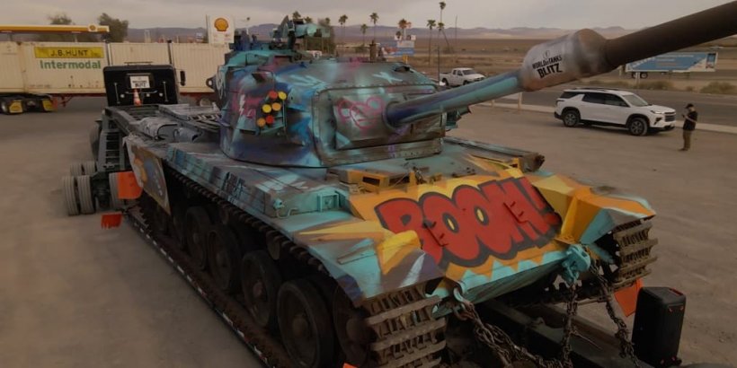 Riese Panzer rollt durch Straßen in Graffiti-betriebener Promo Blitz